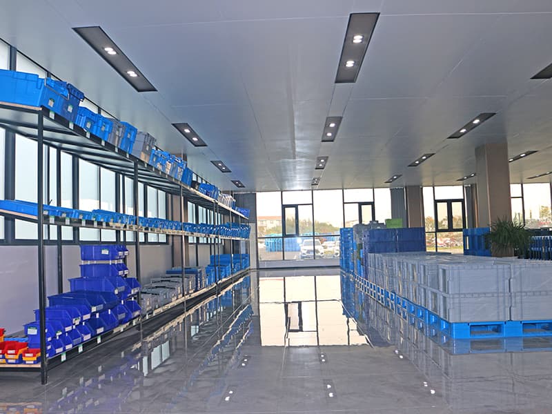 5941747379458613.jpg 塑料箱樣品間.jpg