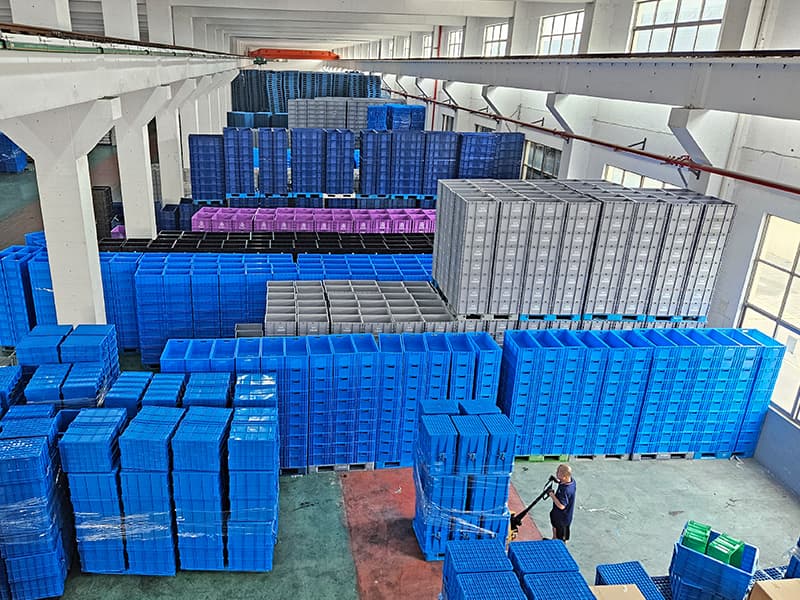 7121747379450798.jpg 塑料箱倉儲(chǔ)區(qū).jpg